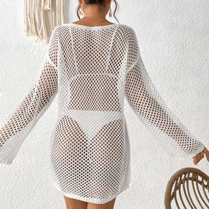 Vue détaillée de la texture crochetée ajourée blanche et du tissu de la robe de plage bohème