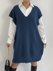 Abito a maglia senza maniche con scollo a V profondo blu navy e trama verticale