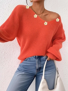 Orangefarbener V-Ausschnitt Strickpullover mit weißen Blumenapplikationen und weitem Schnitt