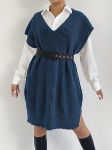Dettaglio dell'abito in maglia blu con scollo a V, tessuto e stile a strati
