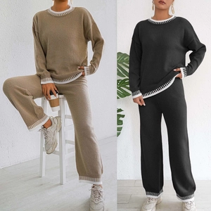 Détail de l'ensemble de détente en tricot avec poignets rayés contrastés et pantalon large