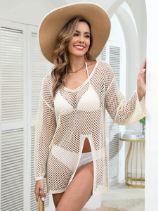 Détail du cache-maillot au crochet avec col en V, manches longues et fentes latérales