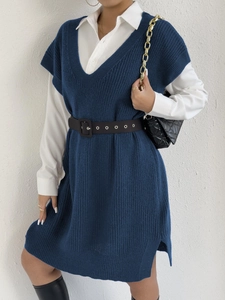 Dettaglio dell'abito smanicato in maglia blu scuro con scollo a V e borsa trapuntata