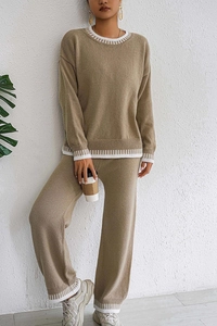 Détails des finitions côtelées contrastées sur l'ensemble en maille avec pantalon large