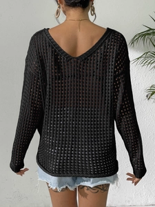 Damen-Strickpullover in Schwarz mit Lochmuster, Langarm und tiefem V-Ausschnitt hinten