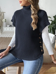 Dettagli di un gilet in maglia blu scuro con trama a costine e bottoni laterali decorativi