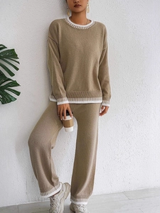 Ensemble en tricot camel pour femmes avec finitions côtelées à rayures blanches