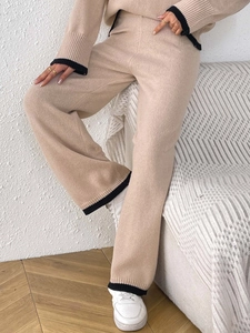 Dettaglio del set in maglia da donna con polsini neri a contrasto su maniche e orlo