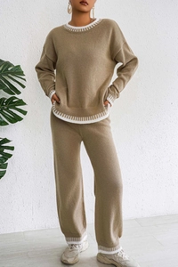 Détail d'un ensemble en tricot camel avec bords côtes rayés blancs et pantalon large