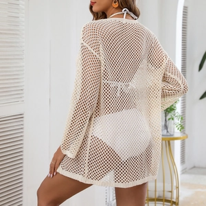 Détails du crochet beige d'un cache-maillot de plage avec fente latérale ajourée