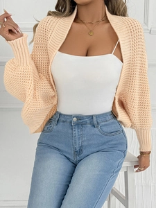 Detail der lockeren Strickstruktur und ausgestellten Ärmel der Damen-Strickjacke