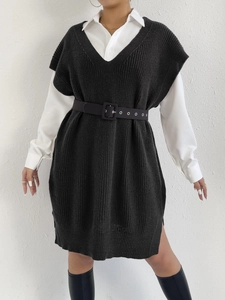 Vestito lungo nero a maglia con scollo a V da donna con camicia bianca a maniche lunghe