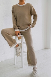 Détails de la maille du ensemble détente kaki avec rayures blanches et tissu doux