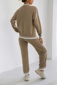 Vue arrière d'un ensemble en tricot kaki pour femme avec poignets côtelés rayés bicolores