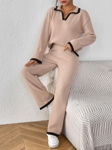 Détail de l'ensemble en tricot doux avec bords contrastés noirs au col et poignets