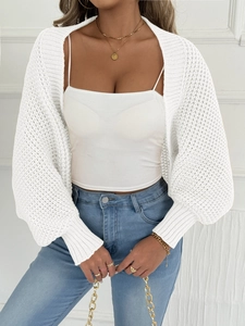 Detail der Strickstruktur des weißen locker sitzenden Cardigans mit gerippten Bündchen