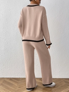 Vue arrière d'un ensemble en maille beige avec pull à liseré noir et pantalon large