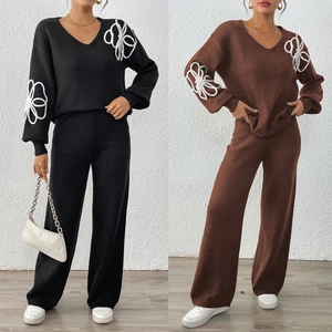 Détail de broderie florale sur pull en maille col V et ensemble pantalon large