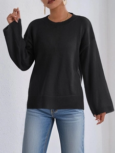 Detailansicht des gerippten Rundhalsausschnitts und der Strickstruktur dieses schwarzen Pullovers