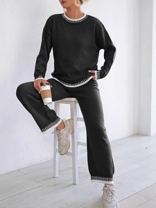 Ensemble en maille gris foncé avec rayures contrastées sur le pull et le pantalon large