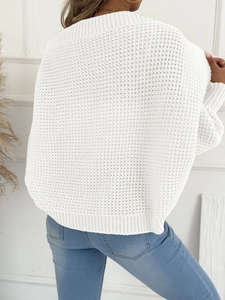 Rückansicht eines weißen Waffelstrick-Cardigans mit lockerer Passform und Texturdetails