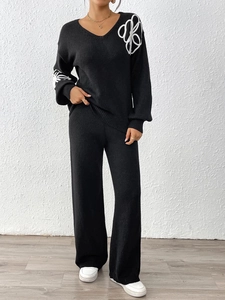 Ensemble en tricot noir pour femme avec pull col V brodé de fleurs et pantalon large fluide