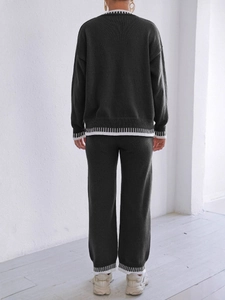 Vue arrière d'un ensemble en maille gris avec rayures blanches contrastées sur le pull