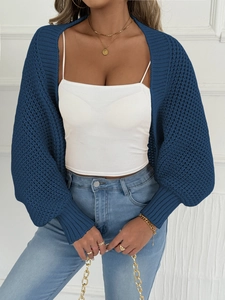Detail eines dunkelblauen Strick-Boleros mit Puffärmeln und Rippbündchen auf Freizeitoutfit