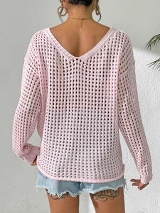Rückansicht rosa Häkelpullover mit V-Ausschnitt und lockerem Lochstrickmuster