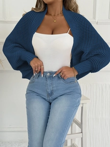 Detail der dunkelblauen Strickjacke mit Rippbündchen und offener Strickstruktur