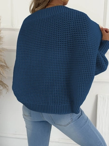 Detailansicht der tiefblauen Waffelstrickstruktur und des locker sitzenden Designs am Rücken