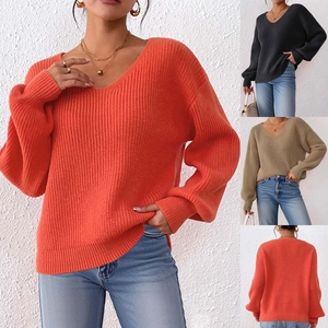 Dettaglio della maglia del maglione ampio con scollo a V e polsini a coste multicolore