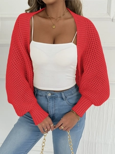 Detail eines roten Strick-Boleros mit Puffärmeln und Rippbündchen für Damen