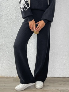 Completo in maglia nera da donna con pantaloni larghi e ricami floreali