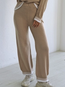 Ensemble en tricot pour femme avec pantalon large beige et finitions rayées blanches