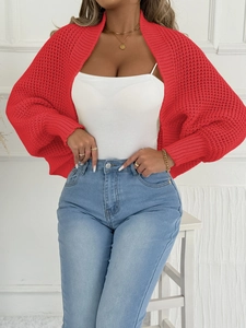 Nahaufnahme einer roten Strickjacke mit Fledermausärmeln für Damen im Grobstrick-Design