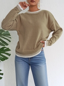 Dettaglio del maglione in maglia kaki con girocollo a righe bianche e trama a coste