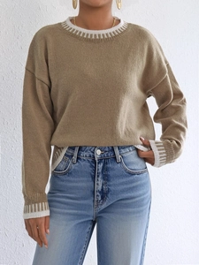 Maglione casual in maglia color cammello con bordi a costine a righe bianche e girocollo
