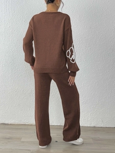 Vue arrière d'un ensemble en maille marron avec broderie florale sur la manche