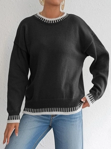 Maglione nero in maglia da donna con bordi a righe e design con spalle scese