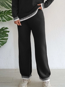 Ensemble tricot noir pour femme avec rayures contrastées et pantalon large
