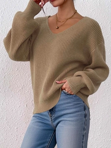 Dettaglio del maglione in maglia a coste color cammello con scollo a V e vestibilità comoda