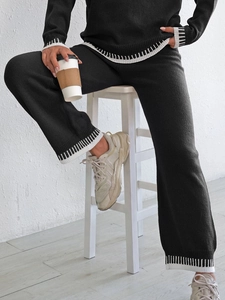 Détail de l'ensemble en tricot avec poignets rayés et texture tissée de qualité