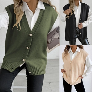 Détail du gilet en maille pour femme avec boutons perlés élégants et col en V classique