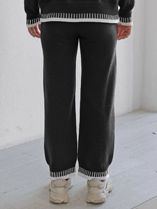 Ensemble en maille gris foncé pour femme avec bordures rayées et pantalon large