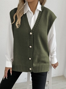 Détail du bouton perle sur le gilet en tricot vert armée à col en V pour femmes
