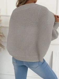 Detailansicht der Rückseite eines grauen Strickpullovers mit lockerem Lochmuster-Design