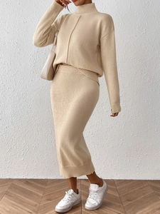 Ensemble chic deux pièces en maille beige avec pull à col roulé et jupe crayon midi