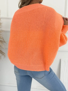 Rückansicht des hellorangen Strickpullovers mit Waffelstruktur und lockerer Passform