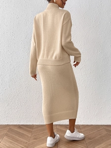 Ensemble élégant en tricot beige avec un pull à col roulé et une jupe crayon mi-longue